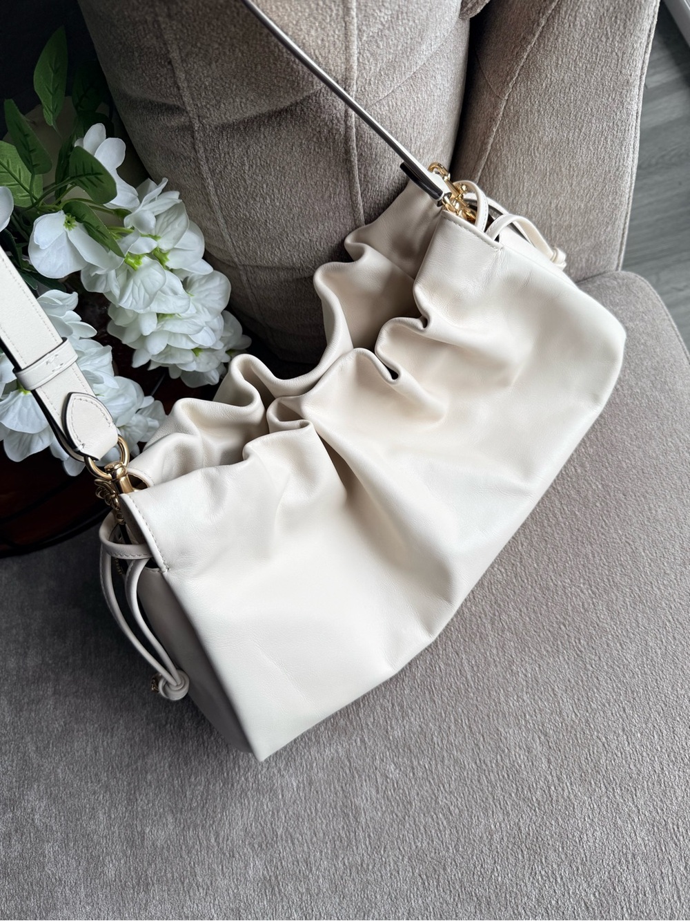 Coach Large Faye Bag Soft Leather Shoulder Bag in Chalk with Gold Chain - Picture 5 of 10
